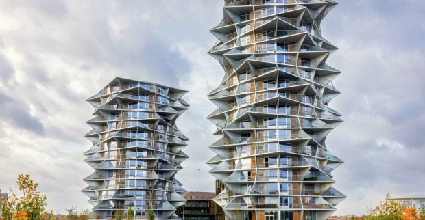 Zwei moderne Wohntürme mit verdrehten Etagen und spitzen Balkonen – die Kaktus Towers in Vesterbro, Kopenhagen, entworfen von der Bjarke Ingels Group.