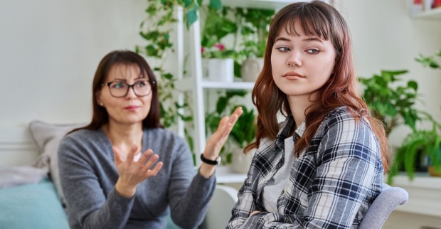 Mutter diskutiert heftig mit Tochter im Wohnzimmer