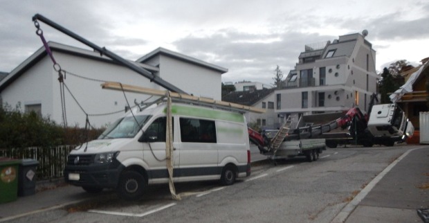 Umgekippter Lkw in der Löfflergasse im 13. Wiener Gemeindebezirk