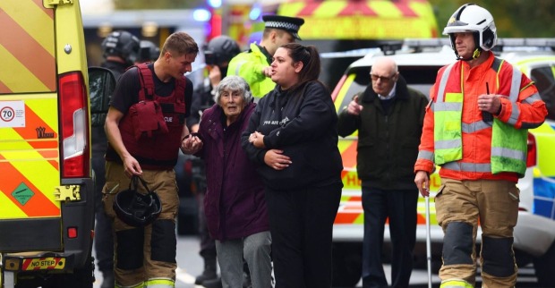 Traumatisierte Menschen und Einsatzkräfte im britischen Manchester am 2.10.2025 nach einem Angriff auf eine Synagoge