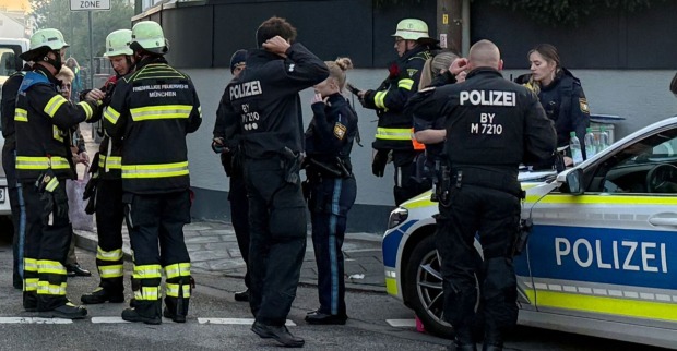 Einsatzkräfte von Polizei und Feuerwehr in München bei einem Großeinsatz nach Explosionen und Sprengfallen in der Lerchenauer Straße.