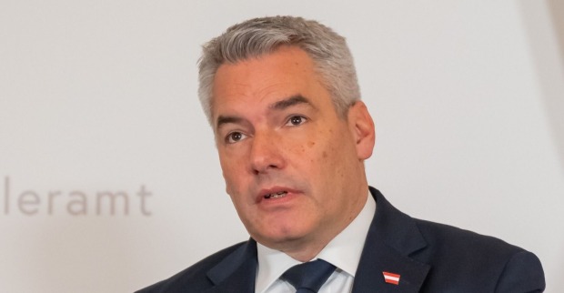 Der damalige Bundeskanzler Karl Nehammer bei einer Pressekonferenz, er soll mit dem Tod bedroht worden sein.