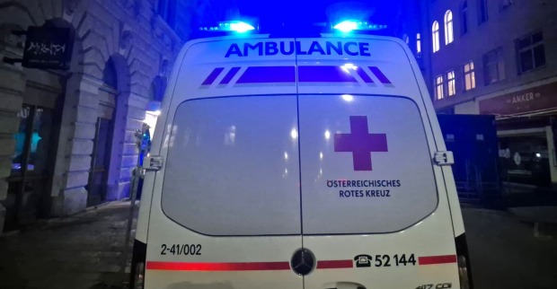 Ansicht eines Rettungswagens mit eingeschalteter Sirene