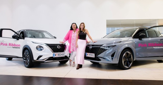 Doris Kiefhaber, Geschäftsführerin der der Österreichischen Krebshilfe, und Bettina Weniger-Assinger, Pink Ribbon Botschafterin, mit Nissan Juke und Nissan Qashqai.