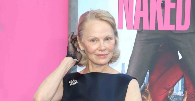 Pamela Anderson mit schwarzen Handschuhen