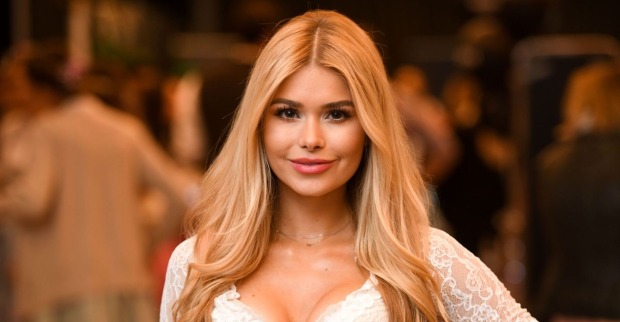 Pamela Reif lächelt