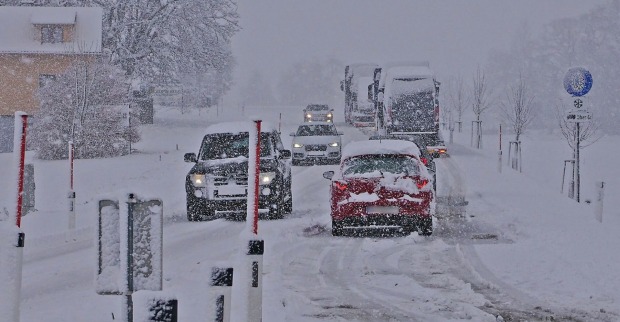 Autofahrer in den Alpen brauchen jetzt dringend Winterausrüstung.