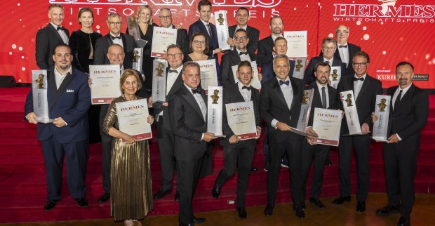 Die Sieger des Hermes Wirtschaftspreises 2025 mit Trophäen und Urkunden