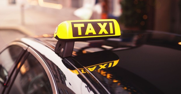 Das gelbe Zeichen auf einem Taxi.
