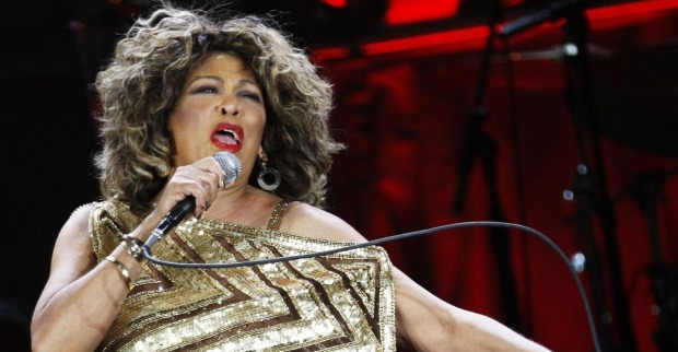 Tina Turner mit Mikrophon auf der Bühne