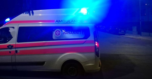 Rettungswagen im Einsatz, am Abend in einer Wiener Gasse