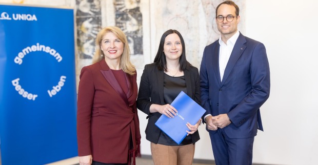 Frauen-Duo und Uniqa-Vrstand mit den gedruckten Studienergebnisse