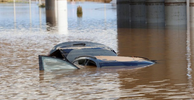 Auto auf ibiza, welches aufgrund von Regenmassen unter Wasser steht