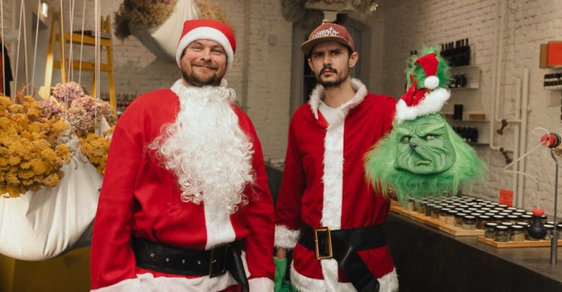 Zwei Männer in einem Weihnachtsmann-Kostüm