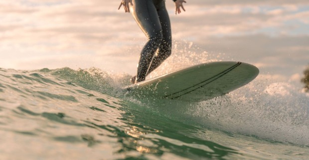 Mann auf Surfbrett