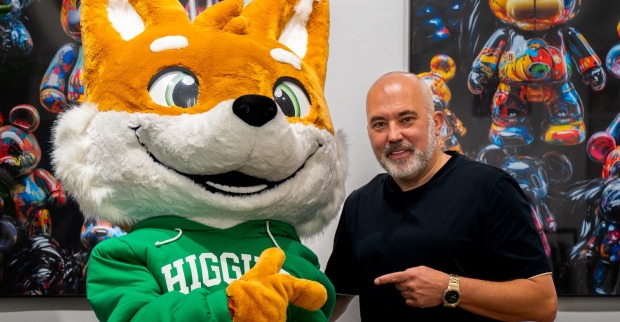 Porträt des Gründers mit Fuchs-Figur