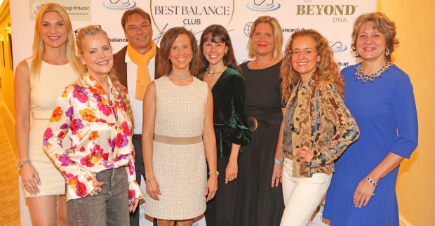 Acht Personen beim Best Balance Club Prive im Grand Hotel Wien
