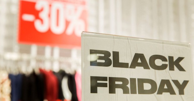 Black-Friday-Schild in einem Modegeschäft mit gut sichtbarem „–30 %“-Rabattplakat im Hintergrund.