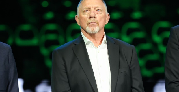 Ein Mann in einem dunklen Anzug