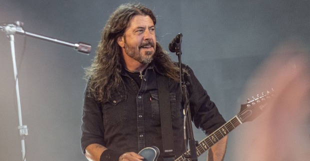 Dave Grohl auf der Bühne mit Gitarre.