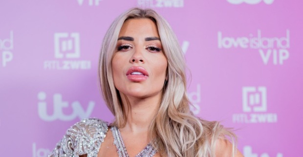 Dijana Cvijetic vor pinkem Hintergrund