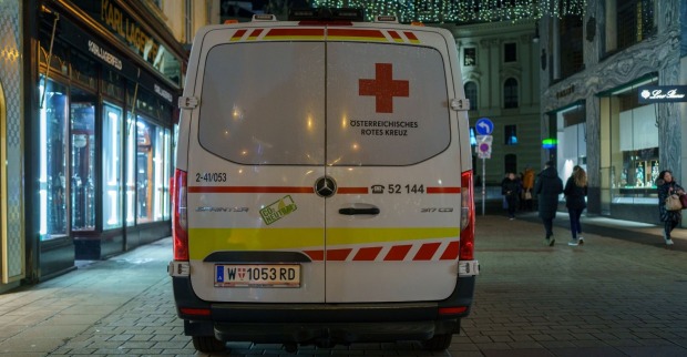 Rettungswagen des österreichischen Roten Kreuzes in der Wiener Innenstadt am Abend