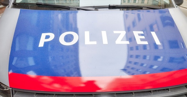 Motorhaube eines Polizeiwagens des Modells "VW-Transporter"