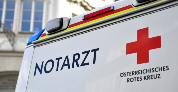 Ein Einsatzfahrzeug des Österreichischen Roten Kreuzes – die Rettungskräfte konnten dem kleinen Buben in Ebbs nicht mehr helfen.