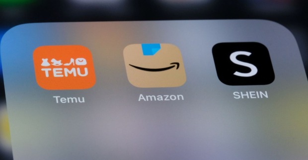 Die Icons der Shoppingplattformen Temu, Amazon und Shein - Symbolbild für die Zollfreigrenze, die die EU jetzt abschafft