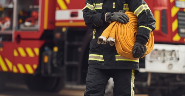 Feuerwehrmann mit Schlauch