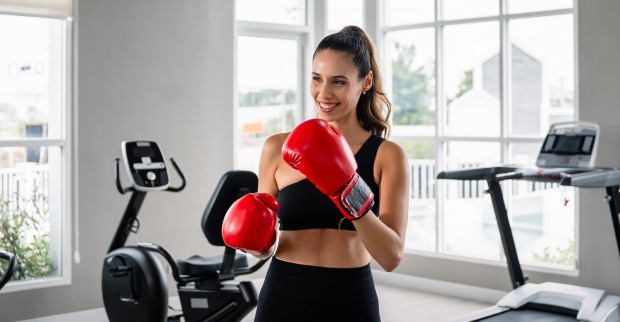 Frau mit Boxhandschuhen | Credit: iStock.com/WUT789