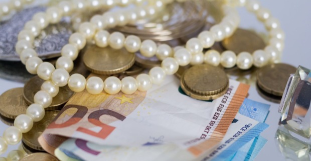 Geldscheine und Schmuck