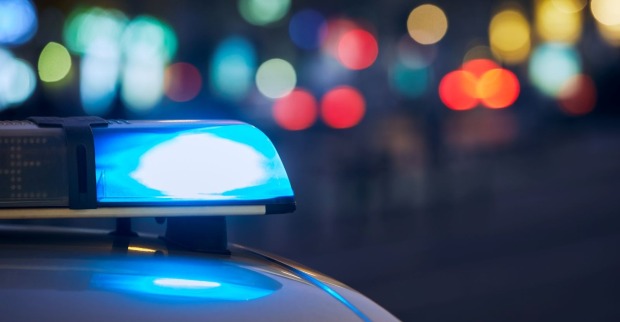 Eingeschaltete Sirene eines Polizeiwagens am Abend