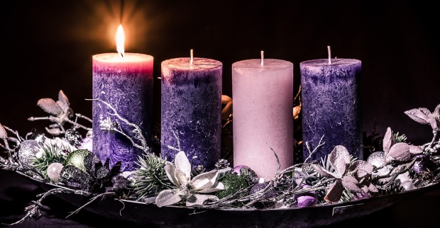 Goth-Adventkranz mit violetten Kerzen | Credit: iStock.com/KatarinaGondova
