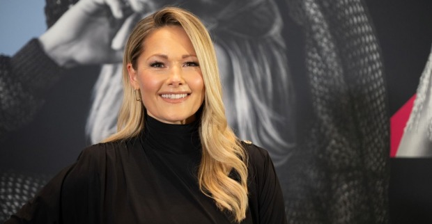 Helene Fischer lächelt bei einer Pressekonferenz in München, wo sie ihre neue Stadiontour 2026 ohne Akrobatik ankündigte.