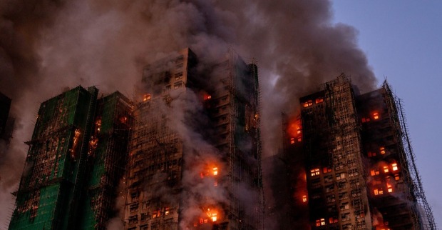 Mehrere Hochhäuser in Hongkong stehen in Flammen, dichter Rauch steigt auf; Bambusgerüste und Fassaden brennen während eines Großbrandes im Wohnkomplex Wang Fuk Court in Tai Po.