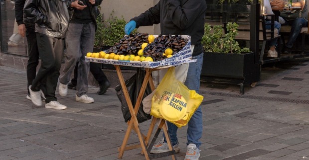 Die ersten Vermutungen hatten sich auf Straßenessen und Lebensmittel aus der Umgebung konzentriert.