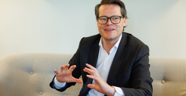 Jürgen Czernohorszky gestikuliert im Gespräch mit seinen Händen