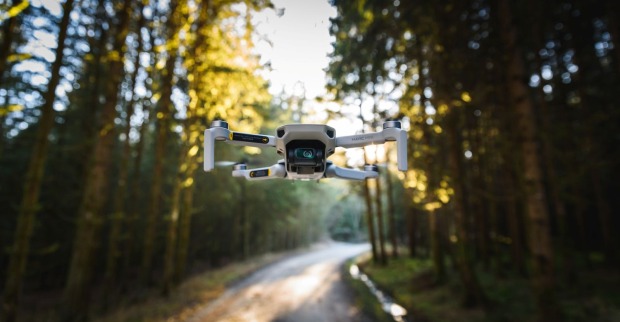 Eine Drohne im Flug durch einen Wald, mittels Wärmebild wurde der 88-jährige Abgängige in Korneuburg gefunden.