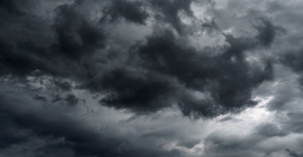 Dunkle Sturmwolken am Himmel