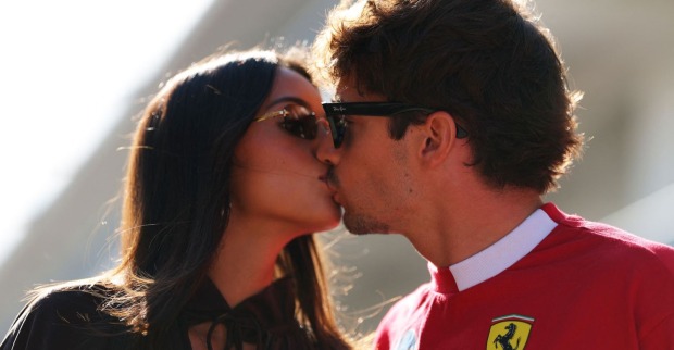 Charles Leclerc küsst Freundin Alexandra Saint Mleux nach Verlobung – Ferrari-Star im Liebesglück.