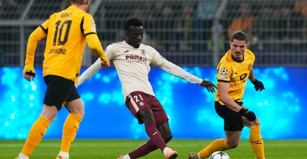 Villarreals Tani Oluwaseyi (Mitte) im Duell mit Dortmunds Marcel Sabitzer (rechts) und Julian Brandt um den Ball.