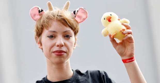 Militante Veganerin mit Kücken