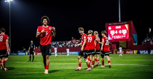 Österreich bleibt bei der U17-WM ungeschlagen und gewinnt auch das Topduell gegen England klar.