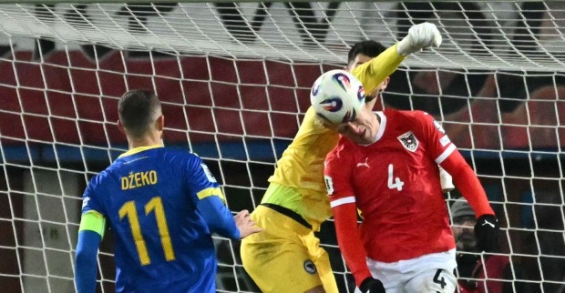 Bosnien-Herzegowinas Torhüter Nr. 01 Nikola Vasiljev hält einen Ball von Österreichs Mittelfeldspieler Nr. 04 Xaver Schlager während des Fußballspiels der FIFA-Weltmeisterschaft 2026, europäische Qualifikation, Gruppe H, zwischen Österreich und Bosnien und Herzegowina am 18. November 2025 in Wien
