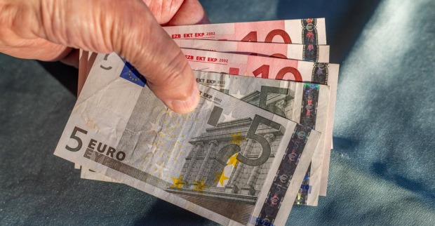 Geldscheine in einer Hand