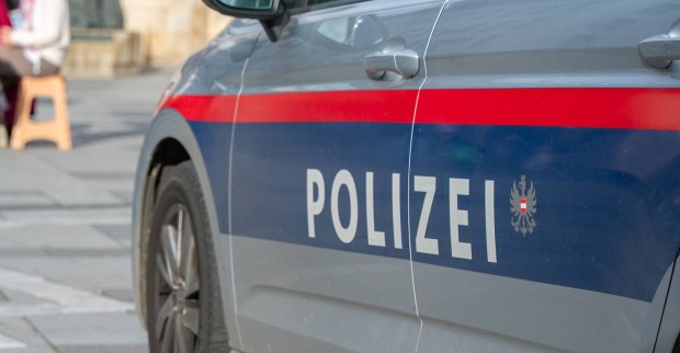 Polizeiauto mit blau-roten Streifen