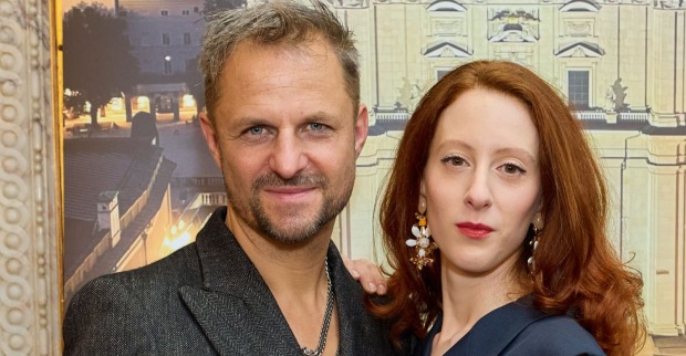 Roxane Duran und Philipp Hochmair bei der Präsentation der neuen „Jedermann“-Besetzung 2026 in Wien.