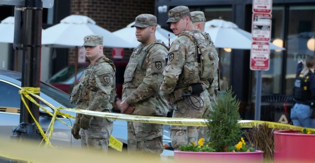 Mitglieder der US-Nationalgarde sichern den Tatort unweit des Weißen Hauses in Washington nach dem Schusswaffenangriff auf zwei Soldaten.