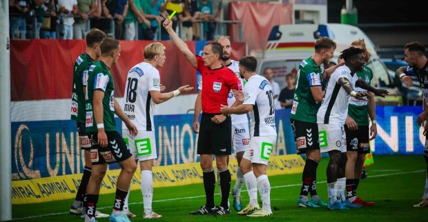 Ried im Innkreis, AUT, Unterwegs in Oberösterreich, SV Guntamatic Ried - SK Puntigamer Sturm Graz, Österreichischer Fußball-Bund, UNIQA ÖFB Cup, 2. Runde, im Bild Strafraumszene, Karten, Schiedsrichter, Sebastian Gishammer